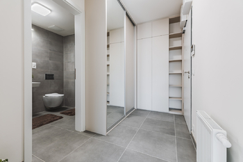 POHLED Z PŘEDSÍNĚ DO KOUPELNY  - Pronájem bytu 2+kk v osobním vlastnictví 53 m², Praha 10 - Hostivař