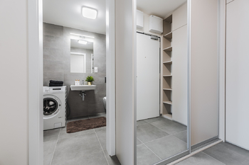 POHLED Z PŘEDSÍNĚ DO KOUPELNY  - Pronájem bytu 2+kk v osobním vlastnictví 53 m², Praha 10 - Hostivař