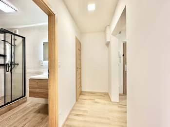 Pronájem bytu 3+1 v osobním vlastnictví 67 m², Praha 8 - Kobylisy