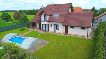 Pohled na RD - Pronájem domu 228 m², Šestajovice