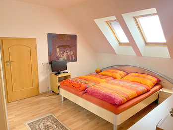 Pokoj č.3, 2NP - Pronájem domu 228 m², Šestajovice
