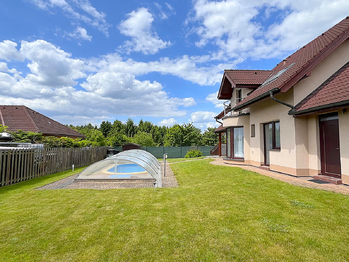 Bazén se zahradou - Pronájem domu 228 m², Šestajovice