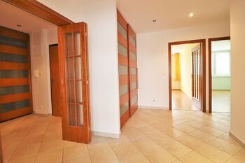Předsíň a chodba - Pronájem bytu 3+1 v osobním vlastnictví 100 m², Praha 4 - Podolí