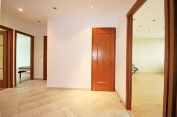 Chodba - Pronájem bytu 3+1 v osobním vlastnictví 100 m², Praha 4 - Podolí