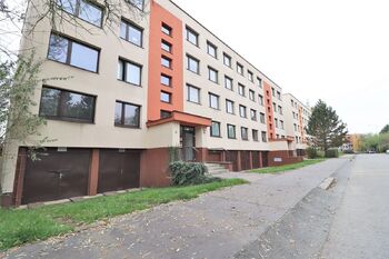 Venkovní pohled na dům - Pronájem bytu 3+1 v osobním vlastnictví 100 m², Praha 4 - Podolí