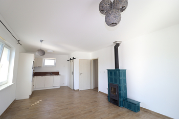 Obývací pokoj s kuchyňským koutem - Pronájem domu 75 m², Mšecké Žehrovice