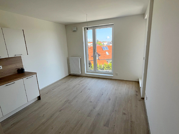 Obývací místnost s kuchyní a balkónem - Pronájem bytu 2+kk v osobním vlastnictví 48 m², Brandýs nad Labem-Stará Boleslav