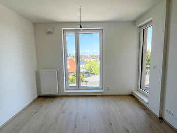 Obývací místnost s kuchyní a balkónem - Pronájem bytu 2+kk v osobním vlastnictví 48 m², Brandýs nad Labem-Stará Boleslav