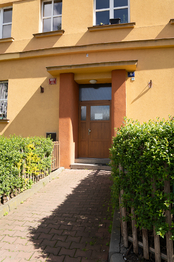 Hlavní vchod - Pronájem bytu 1+1 v družstevním vlastnictví 38 m², Praha 4 - Nusle