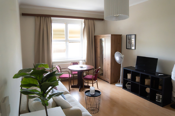 Obývací pokoj - Pronájem bytu 1+1 v družstevním vlastnictví 38 m², Praha 4 - Nusle 