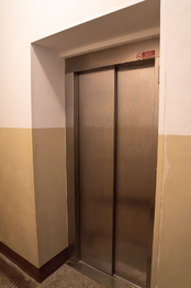 Výtah - Pronájem bytu 1+1 v družstevním vlastnictví 38 m², Praha 4 - Nusle