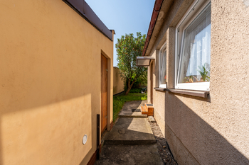 průchod k domu - Prodej domu 134 m², Roudnice nad Labem