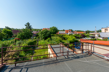 Terasa 2 směrem za dům - Prodej domu 134 m², Roudnice nad Labem