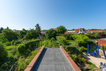 pohled z terasy do zahrady - Prodej domu 134 m², Roudnice nad Labem