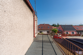 terasa 1 s výhledem na sousední dům - Prodej domu 134 m², Roudnice nad Labem