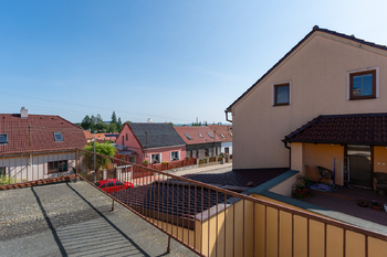 terasa s výhledem na ulici - Prodej domu 134 m², Roudnice nad Labem