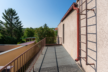 terasa 1 s výhledem na sousední dům - Prodej domu 134 m², Roudnice nad Labem