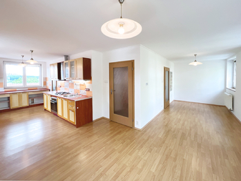 Bytová jednotka je vybavena kuchyňskou linkou a veškerým osvětlením  - Prodej bytu 3+kk v osobním vlastnictví 70 m², Praha 10 - Petrovice