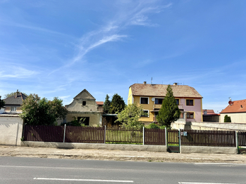 Pohled na dům od silnice - Prodej domu 147 m², Libochovice