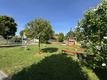 Dětské hřiště u domu - Prodej domu 147 m², Libochovice