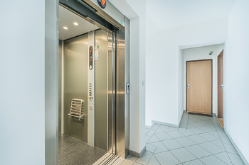 Prodej bytu 1+kk v osobním vlastnictví 32 m², Praha 9 - Černý Most