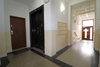 Společné prostory domu - Prodej bytu 3+kk v osobním vlastnictví 114 m², Praha 4 - Nusle