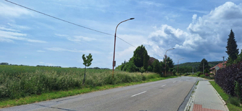 pohled ze silnice - Prodej pozemku 1586 m², Drnovice 