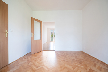 Ložnice a průhled do obývacího pokoje - Prodej bytu 2+1 v osobním vlastnictví 55 m², Praha 4 - Záběhlice