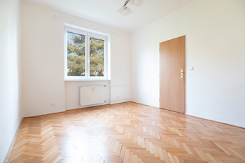 Ložnice s okny do zeleně - Prodej bytu 2+1 v osobním vlastnictví 55 m², Praha 4 - Záběhlice