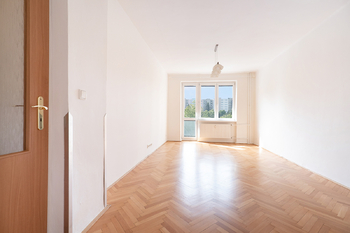 Obývací pokoj s balkónem na jih - Prodej bytu 2+1 v osobním vlastnictví 55 m², Praha 4 - Záběhlice