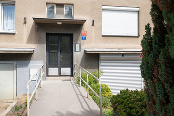Vstup do domu - Prodej bytu 2+1 v osobním vlastnictví 55 m², Praha 4 - Záběhlice