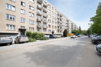 Pohled na dům z ulice Bojanovická - Prodej bytu 2+1 v osobním vlastnictví 55 m², Praha 4 - Záběhlice