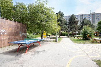 Okolí domu je plné zeleně - Prodej bytu 2+1 v osobním vlastnictví 55 m², Praha 4 - Záběhlice
