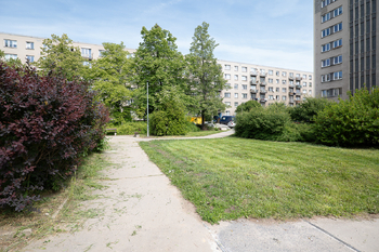 Okolí domu je plné zeleně - Prodej bytu 2+1 v osobním vlastnictví 55 m², Praha 4 - Záběhlice
