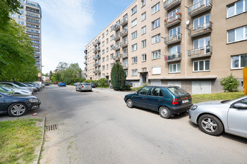 Pohled na dům z ulice Bojanovická - Prodej bytu 2+1 v osobním vlastnictví 55 m², Praha 4 - Záběhlice