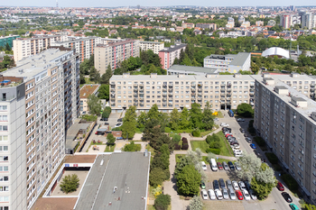 Pohled na dům od ulice Hlavní - Prodej bytu 2+1 v osobním vlastnictví 55 m², Praha 4 - Záběhlice