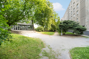 Okolí domu je plné zeleně - Prodej bytu 2+1 v osobním vlastnictví 55 m², Praha 4 - Záběhlice
