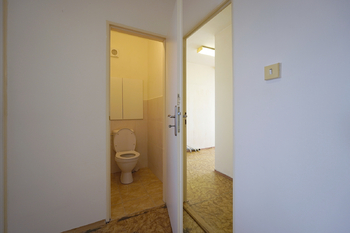 chodba a WC - Prodej bytu 3+1 v osobním vlastnictví 83 m², Praha 5 - Stodůlky