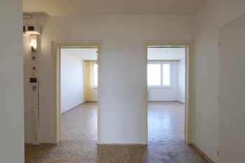 průhled z chodby do pokojů - Prodej bytu 3+1 v osobním vlastnictví 83 m², Praha 5 - Stodůlky