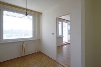 průhled kuchyň a obývák - Prodej bytu 3+1 v osobním vlastnictví 83 m², Praha 5 - Stodůlky