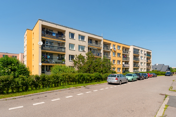 Pohled na dům - Prodej bytu 3+1 v osobním vlastnictví 97 m², Praha 9 - Kyje 
