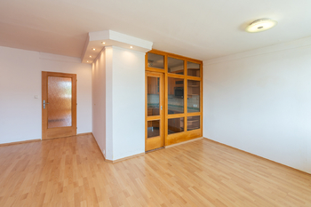 Obývací pokoj - Prodej bytu 3+1 v osobním vlastnictví 97 m², Praha 9 - Kyje