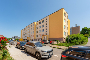 Pohled na dům - Prodej bytu 3+1 v osobním vlastnictví 97 m², Praha 9 - Kyje