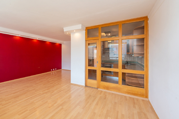 Obývací pokoj - Prodej bytu 3+1 v osobním vlastnictví 97 m², Praha 9 - Kyje