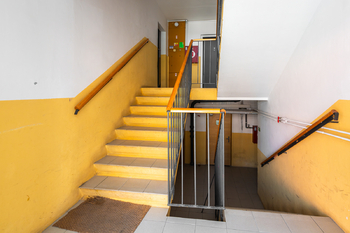 prostor schodiště, bez výtahu - Prodej bytu 3+1 v osobním vlastnictví 97 m², Praha 9 - Kyje