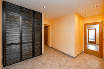 chodba - Prodej bytu 3+1 v osobním vlastnictví 97 m², Praha 9 - Kyje