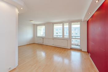 Obývací pokoj - Prodej bytu 3+1 v osobním vlastnictví 97 m², Praha 9 - Kyje