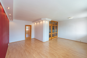 obývací pokoj - Prodej bytu 3+1 v osobním vlastnictví 97 m², Praha 9 - Kyje