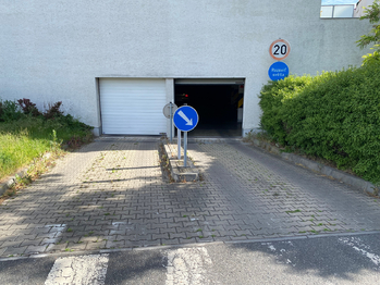 Vjezd do garáže - Pronájem bytu 2+kk v osobním vlastnictví 48 m², Praha 10 - Strašnice