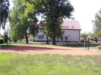 Volejbalové hřiště poblíž pozemku - Prodej pozemku 1738 m², Brambory